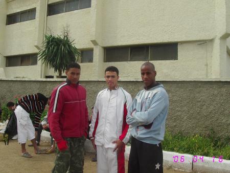 ok c'est moi avec mes amis a cote la sal de full contact (champion de maroc)